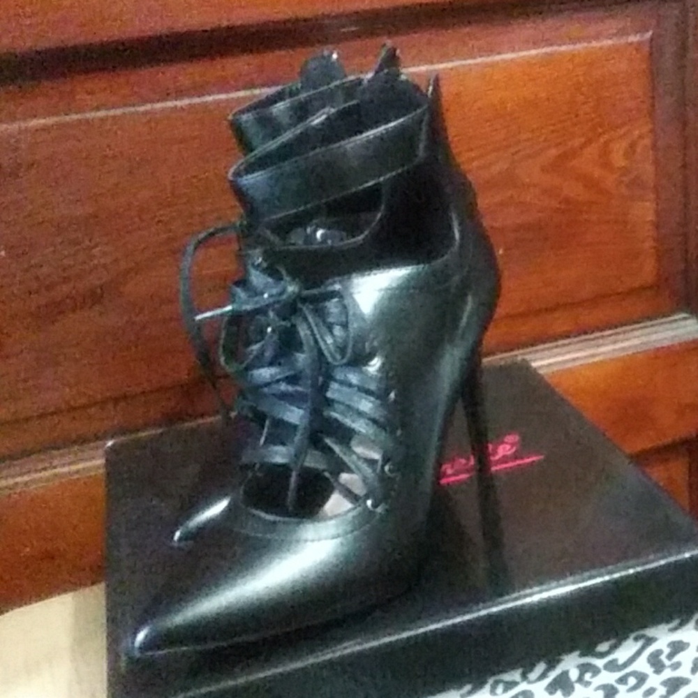 Shoes - Picture 4 of 4